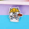 Niedliche weiße Cartoon-Katze Acryl Brosche Abzeichen mit gelbem Helm und Ziegelstein - 2# Bauarbeiter-Katze