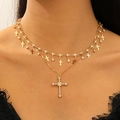 Collana a doppio strato dorata con croci di strass brillanti indossata da modella - Multi-croce Con Strass Dorata (KC Oro 5671)