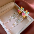 Dettaglio di orecchini vintage con fiori di resina rosa e catenine di metallo dorato - 7# Perno in argento - Rosa - Nappa a fiore