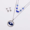 Primer plano de collar de capas de acero inoxidable con ojo turco y pendientes de bola - Azul y Plata