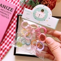 Dettaglio di elastici per capelli in maglia macaron con perline a cuore colorate - Elastico a cuore