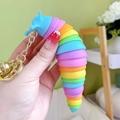 Portachiavi giocattolo caterpillar arcobaleno con campanello e segmenti colorati - Blu