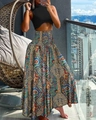 Detail van maxi-rok met hoge taille en etnische totemprint op lichte luchtige stof - S / Blauwe bloemenprint