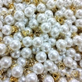 Colgante de perla blanca ABS con tapa dorada y cristales en vista de conjunto - Colgante de 12mm / Blanco Puro de Alto Brillo + Base de Estrás Dorada