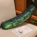 Niedliches realistisches Gurken-Plüschkissen mit grüner Textur auf beigem Sofa - 50cm / Gurke
