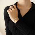 Bracciale in argento con cuori intrecciati e anello a spirale su maglia nera - Argento