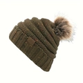 Détail de la maille épaisse d'un bonnet olive avec pompon en fausse fourrure - Khaki Foncé