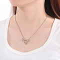 Detalle del collar con colgante de corazón y alas de ángel usado para ver la longitud - Collar de Alas de Corazón de Diablo Color Acero (Con Cadena) / Plateado