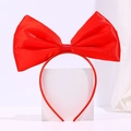 Detail eines großen roten Satin-Schleifen-Haarreifens mit glänzendem Finish für Mädchen - Rot