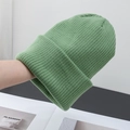 Dettaglio del berretto in maglia verde con trama a coste verticali e bordo ripiegato - Taglia Unica/Elastico / Verde