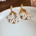 Dettaglio di orecchini in rattan intrecciato con perni a foglia d'oro e conchiglie - 10# Perno per orecchini in argento-Caffè-Bianco-Goccia (Conchiglie avvolte in rattan con bottone a foglia)