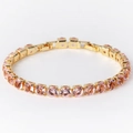 Detalle de pulsera tennis de una fila con circonitas rosas de 6 mm y baño de oro - Circonita Rosa Dorada