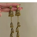 Detail von goldenen Jhumka-Ohrringen mit aufwendigen ethnischen Hohlraumschnitzereien - Edelstahlstift - Gold