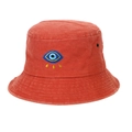 Gros plan sur la broderie œil grec d'un chapeau bob rouge en coton délavé de qualité. - Réglable / Orange