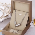 Collier à franges argenté avec pendentif cylindrique dans un écrin à bijoux de luxe - 9083-argent