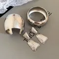 Dreiteiliges silbernes Schmuckset mit strukturierten Armreifen und Hängeohrringen - 3-teiliges Set / Silber