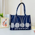 Blaue Strick-Tragetasche mit weißem Löwenzahn-Muster und gewelltem Schultergurt-Design - Marineblau