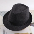 Gros plan d'un chapeau fedora gris foncé avec tissu texturé et ruban en satin noir - Taille Unique 58cm / Nouveau Carreaux Noir