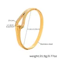 Dettaglio del bracciale dorato in acciaio inossidabile con zirconi e misura 5,8 cm - Z435-Bracciale Rigido a Ferro di Cavallo con Zircone 5A Colore Oro