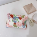 Detail der floralen Baumwolltasche mit Reißverschluss und rosa Kordel für Make-up - Rot Rosa Blau Große Blumen