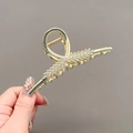 Golden wheat-ear hair claw clip with rhinestones and central pearl detail - Cross Wheat Ear Gold