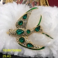 Dettaglio spilla a rondine con pietre color smeraldo e cristalli su piume bianche - Forma di Rondine / Oro