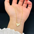 Collana con ciondolo a cuore in acciaio al titanio dorato con intarsio bianco - Collana Cuore Bianco
