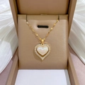 Vue détaillée d'un collier cœur en acier titane doré avec zircons blancs scintillants - Pendentif En Cuivre Et Chaîne En Acier Titane E318