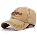 Dettaglio del cappellino da baseball vintage kaki lavato con ricamo di lettere in 3D - Cachi
