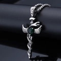 Gotischer Schwertanhänger aus Silber mit grünem Herz-Edelstein und Flügeldetails - Grüner Edelstein Flügel Schlange Schwert Anhänger (Ohne Kette)