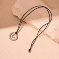 Collana con ciondolo a spirale minimalista su pietre beige strutturate - Stile Ciambella Argentata