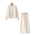Dettaglio del set giacca bomber color panna con zip e pantaloni larghi a vita alta - Taglia S / Top E Pantaloni / Albicocca