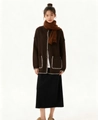 Détail du cardigan marron foncé avec coutures contrastées blanches et écharpe assortie - S / Brun Foncé