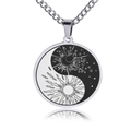 Makroaufnahme des Yin-Yang-Anhängers aus Edelstahl mit Gravur von Sonne und Mond - Stahlfarbe