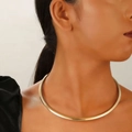 Collar gargantilla dorado minimalista para mujer con acabado metálico pulido - Estilo Dorado Liso Minimalista (KC金 Z-378)