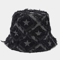 Makroaufnahme von gewaschenem Fischerhut aus schwarzem Denim mit Sternsteppung und Fransen - M (56-58cm) / Schwarz