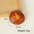 Realistisches PVC Champignon Modell mit braunem Hut und Schnitzerei auf Holztablett - 4.5cm Dünner Gekochter Pilz - Ohne Haken
