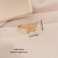 Verstellbarer goldener Schmetterlingsring mit weißen Zirkonia auf beigem Stoff - Pave Zirkonia Schmetterling (2#)