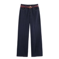 Pantaloni di jeans blu scuro a gamba larga con cintura bordeaux in pelle coccodrillo stesi - XS / Jeans