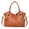 Braune Damen Handtasche aus Kunstleder mit Kroko-Muster und goldenen Beschlägen - Erdgelb