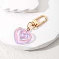 Dettaglio portachiavi a cuore in acrilico laser con gancio a U in metallo dorato - Forma di Cuore / Cuore Viola Chiaro