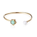 Brazalete abierto dorado con flor de cristal verde y perla blanca sobre blanco - Oro Con Flor Verde (KB123101-K)