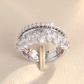 Dettaglio macro dell'anello multistrato in argento con pavé e pietra di zircone ovale - US 7 / Oro Bianco