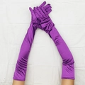 Dettaglio di guanti lunghi in raso viola in tessuto elastico lucido per abiti - Taglia unica / Viola
