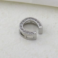 Dettaglio dell'orecchino a clip a C in argento con micro-pavé di zirconi e trafori - Ear Cuff Argento