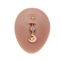 Κοντινή λήψη του χρυσού piercing ομφαλού με ροζ φεγγάρι και σχέδιο κουνελιού - Χρυσό Ροζ Φεγγάρι Κουνέλι