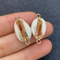 Connettore in conchiglia bianca naturale con bordo dorato e doppi anelli per gioielli - 13x25mm / Oro