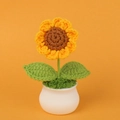 Handgehäkelte Sonnenblume in weißem Keramiktopf mit grünen Strickblättern - Fertige Sonnenblume Topfpflanze