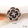 Détail macro du charm camélia de 3,5cm avec émail noir et bordure de perles blanches - Petite Fleur De Perle Noire