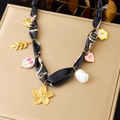 Ethno-Seidenschal-Halskette mit goldenen Herzanhängern und Perlen in Schwarz - Schwarzer Schal Rose Perle Stil (N3631)